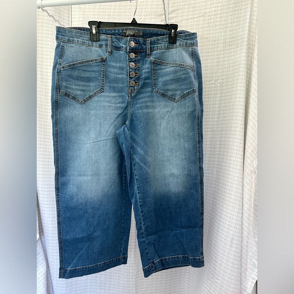 Crop button fly jeans by torrid - Picture 1 of 2